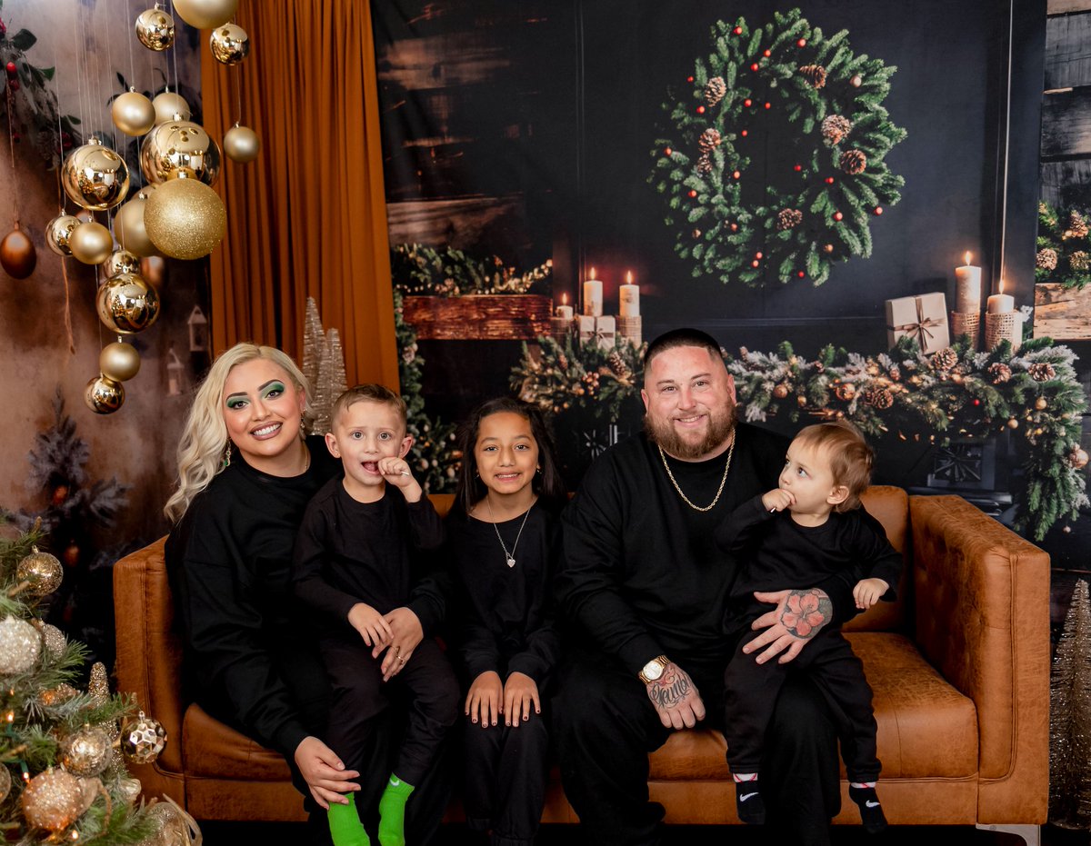 _EricaMarie__'s tweet photo. Merry Christmas from my family to yours✨️ #Christmas2024 🎄 https://t.co/YSMo1EvNjb
