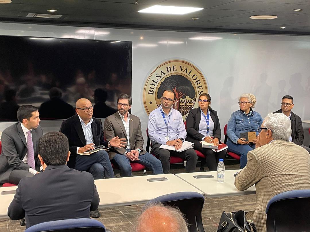 #Noticias| Representantes de las Casas de Bolsa sostuvieron un encuentro con el Superintendente Nacional de Valores (<a href="/Sunaval/">Superintendencia Nacional de Valores - VE</a>), Carlos Herrera y el equipo de <a href="/Conatel/">Conatel Venezuela</a> sobre la oferta pública de los bloques de frecuencia AA’ BB’ EE’ HH’ y JJ’ en el espacio geográfico nacional para