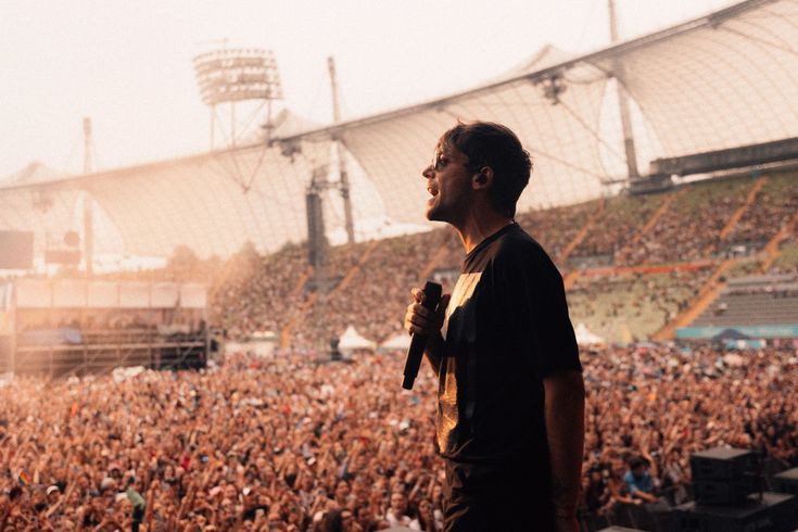 LouisWT91World's tweet photo. Happy 33rd birthday to @Louis_Tomlinson

Singer, songwriter, musician, actor, footballer, CEO, mentor, talent scout, philanthropist, designer, executive producer, Guinness World Record holder, AFHF festival owner, owner of '28 clothing' and a wonderful father. #HappyBirthdayLouis https://t.co/7qZWzAvTqF