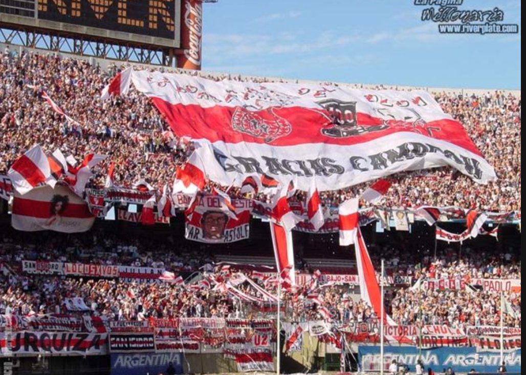 "Ya se acerca noche buena/ ya se acerca Navidad/acá no hay  Banderas negras y la Hinchada no se va...🎶