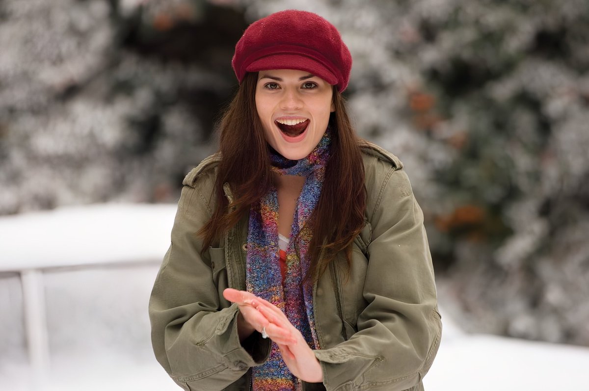 Hayleyatwellfan's tweet photo. Dear followers, MERRY CHRISTMAS TO YOU ALL !! 🎄💫❤️
( 📷#HayleyAtwell in #HowAboutYou , a beautiful christmas film! ) https://t.co/bv3vtvqioO