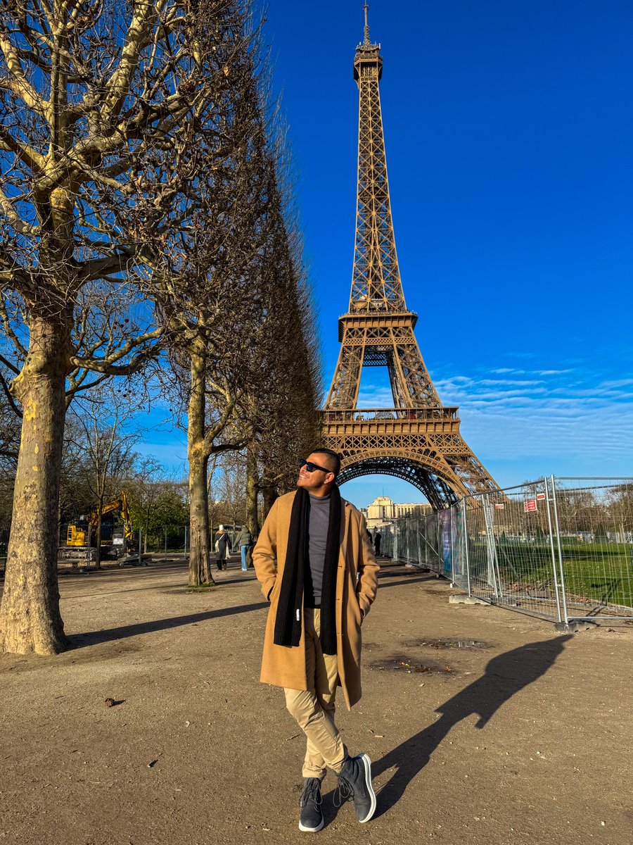 EnPalencia's tweet photo. En la Torre Eiffel, las palabras sobran. 📸✨ París, un museo hecho ciudad que habla por sí mismo. #ParisJeT’aime https://t.co/PCsQUJAHSV