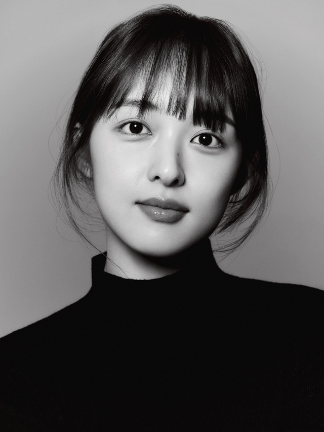 kdramacasting's tweet photo. #KimBoRa officially confirmed cast for SBS drama <#TheMantis>, she will act as Lee Jeong-yeon who is #JangDongYoon's wife and runs a pottery workshop.

Broadcast in 2025.

#KoHyunJung https://t.co/dAXf90twB2