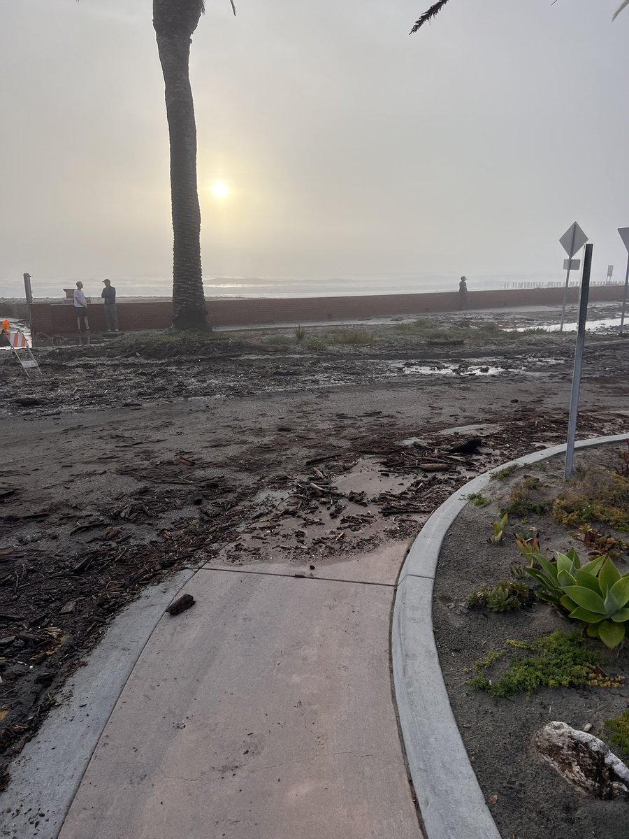 CHPscrz's tweet photo. 🚧 High waves and debris have forced the closure of the parking lot and roundabout at Rio Del Mar Esplanade. Please avoid the area and stay safe! 🌊 #SafetyFirst #WeatherAlert #RioDelMar https://t.co/ZiCC2uEg48