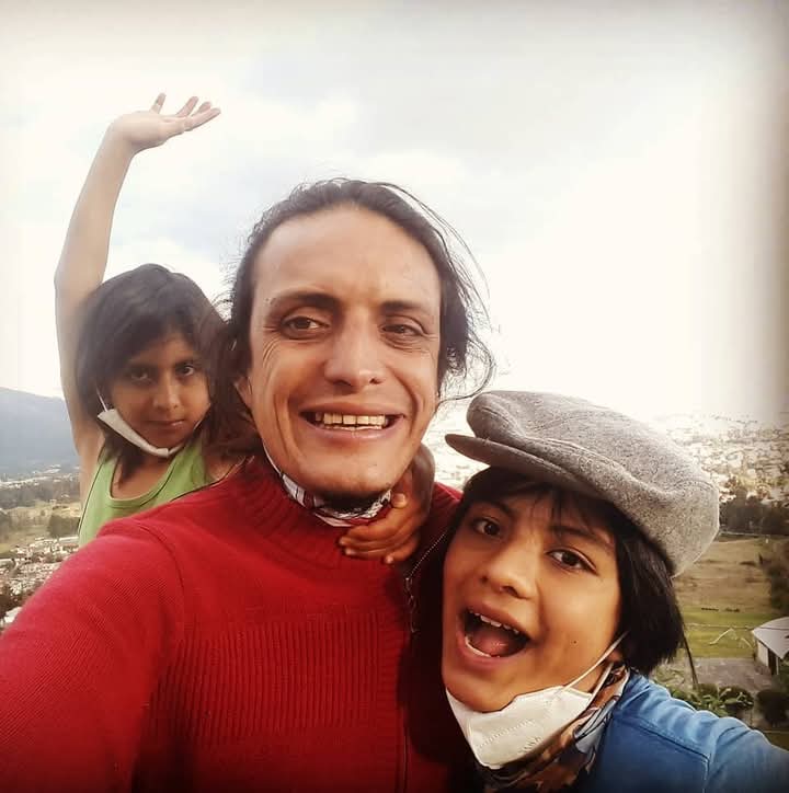 Hace pocos minutos los policías detuvieron a #PabloCisneros por hacer plantón a favor de los 4 menores desaparecidos en Guayaquil por las fuerzas armadas.  Ojalá y no lo desaparezcan. #Quito  #Los4DeGuayaquilEcuador