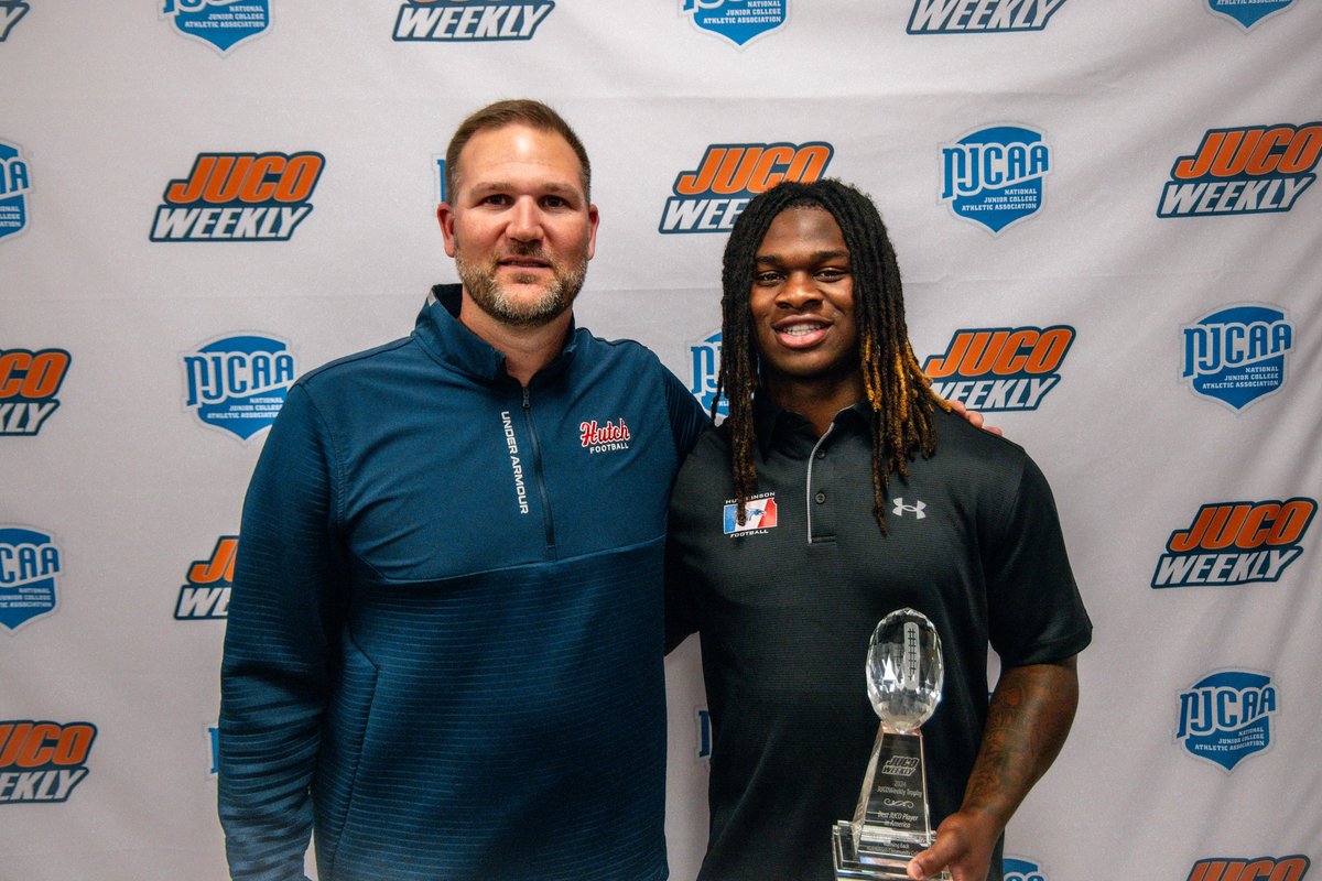 🏈🏆The 2024 JUCOWeekly Trophy was presented to Hutchinson RB, Waymond Jordan, Jr.  
Jordan is pictured with Hutchinson HC, <a href="/CoachDrewDallas/">Drew Dallas</a> 
#JUCOHeisman  #JUCOWeeklyTrophy #BestJUCOPlayerinAmerica