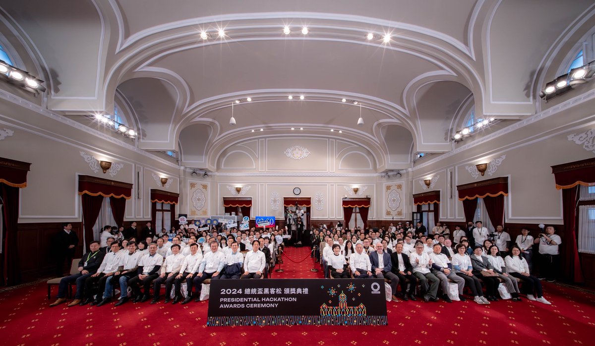 TaiwanToday_TH's tweet photo. ปธน.สาธารณรัฐจีน (#ไต้หวัน) เข้าร่วมพิธีประกาศมอบรางวัล #PresidentialHackathon ประจำปี พ.ศ. 2567 โดยได้แสดงความชื่นชมต่อทีมที่ได้รับรางวัลสำหรับการนำเสนอ #แนวทางนวัตกรรมในการส่งเสริมสุขภาพ และพัฒนาไปสู่ #ดิจิทัลคาร์บอนสุทธิเป็นศูนย์ โดยในปีนี้ มีกลุ่มผู้เชี่ยวชาญในไต้หวันที่สร้างผลงานดีเด่น รวมจำนวน 5 ทีม ส่วนแคมเปญสำหรับ #ผู้เชี่ยวชาญระหว่างประเทศ มีผู้ที่ได้รับรางวัลประจำปีนี้ รวมจำนวน 2 ทีม
อ่านต่อ : https://t.co/TyRyIgVszv