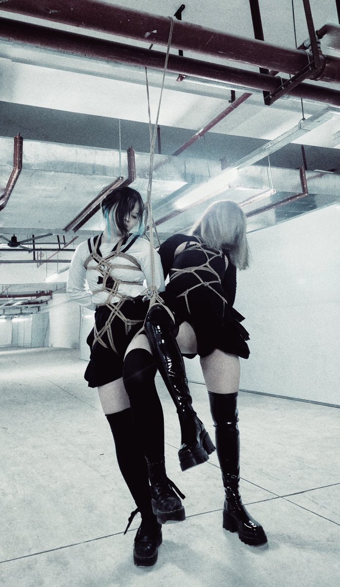 r:<a href="/fuping_shibari/">浮萍</a> 
荡叔很期待的 绳缚 #百合 
当天拍了很多张，但好多的表情神态都挺奇怪的哈哈哈哈哈哈。
可能是第一次在户外绑绳子太紧张了，也很怕被工地赶出来
#捆绑 #shibari #户外 #露出 

可以给我点个关注嘛？3000粉发福利哟