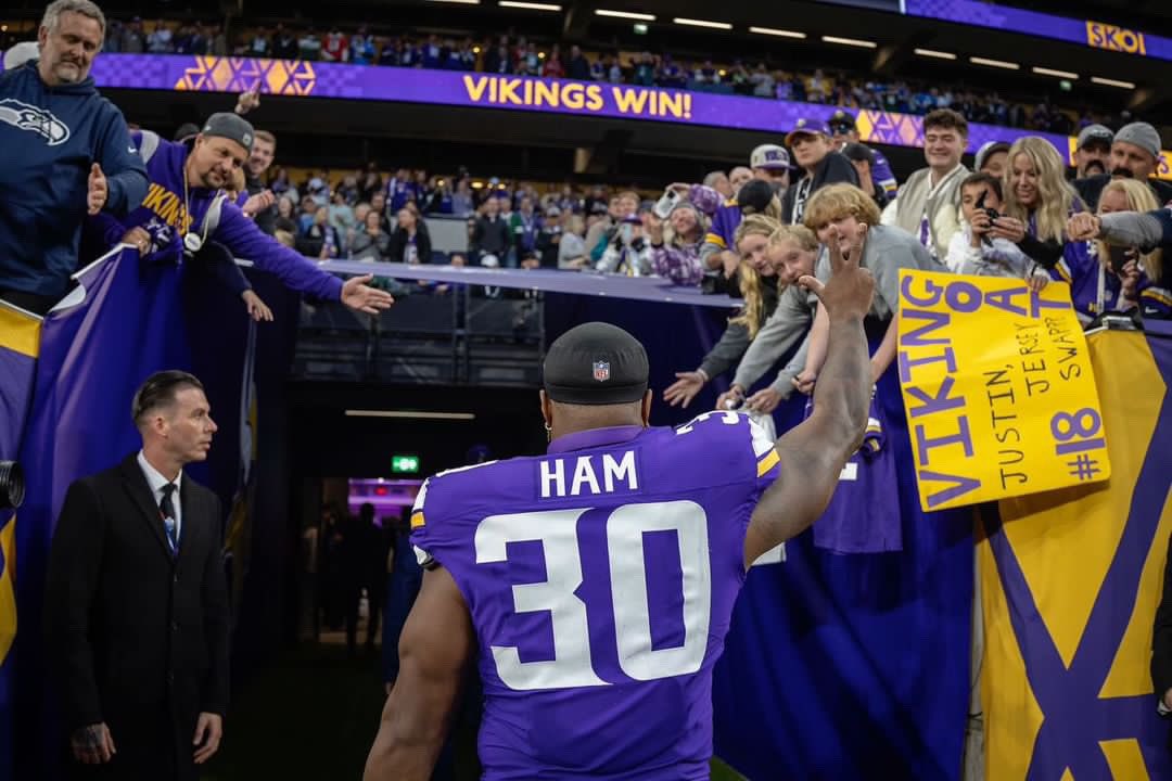 StephHamDPT's tweet image. One last push! Last night for votes to count as double. Been a heck of a season. Proud of this guy. 💜 

#ProBowlVote #WPMOYChallenge @cjham28 

Also:
Sam Darnold
@JJettas2 
Jordan Addison
@andrewdepaola
@Channel__10
@brian_oneill_ 
@jongreenard7 
@AndrewVanGinkel 
@blockayyy