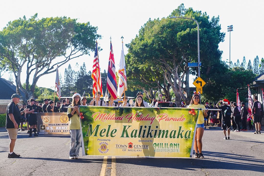 USARPAC's tweet image. Bringing holiday cheer to the Mililani community 🥁 We're still spreading the joy! Give us a shout-out when you spot us. Wishing you a wonderful holiday season! Hau’oli lā ho’omaha! 🎄🎅

#armyband #usarmybands #hawaii #mililaniparade #community #tropiclightning #phoenixstrong