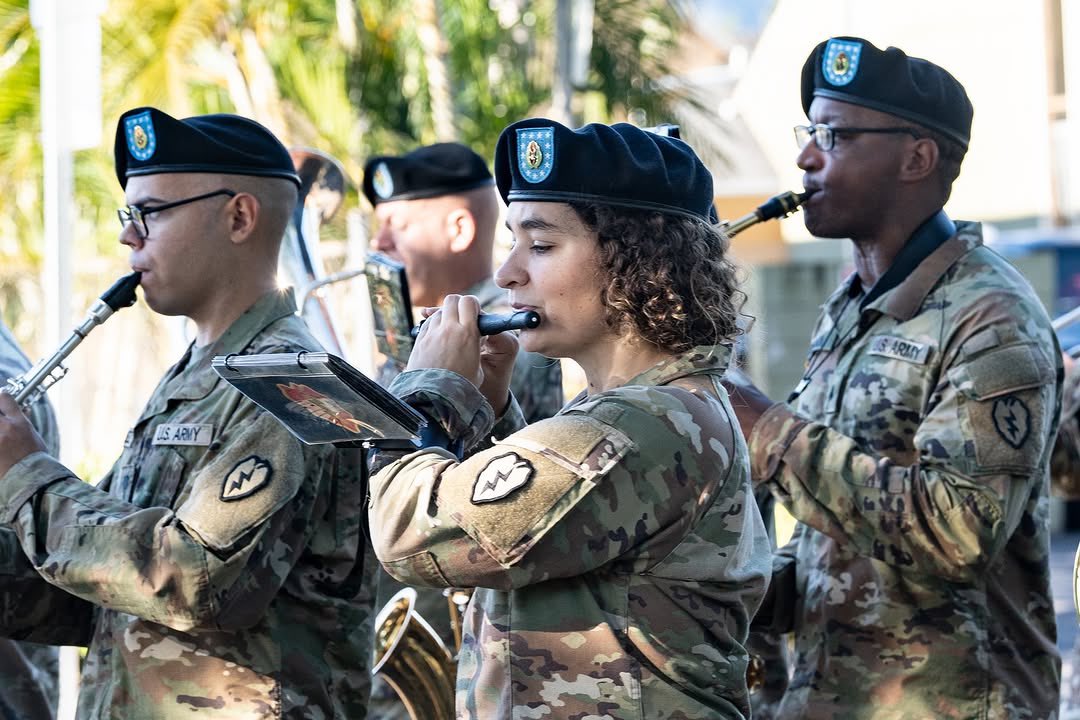 USARPAC's tweet image. Bringing holiday cheer to the Mililani community 🥁 We're still spreading the joy! Give us a shout-out when you spot us. Wishing you a wonderful holiday season! Hau’oli lā ho’omaha! 🎄🎅

#armyband #usarmybands #hawaii #mililaniparade #community #tropiclightning #phoenixstrong