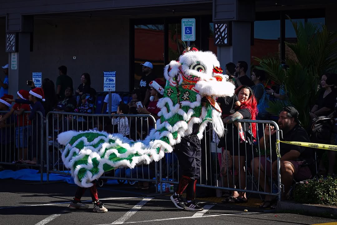 USARPAC's tweet image. Bringing holiday cheer to the Mililani community 🥁 We're still spreading the joy! Give us a shout-out when you spot us. Wishing you a wonderful holiday season! Hau’oli lā ho’omaha! 🎄🎅

#armyband #usarmybands #hawaii #mililaniparade #community #tropiclightning #phoenixstrong
