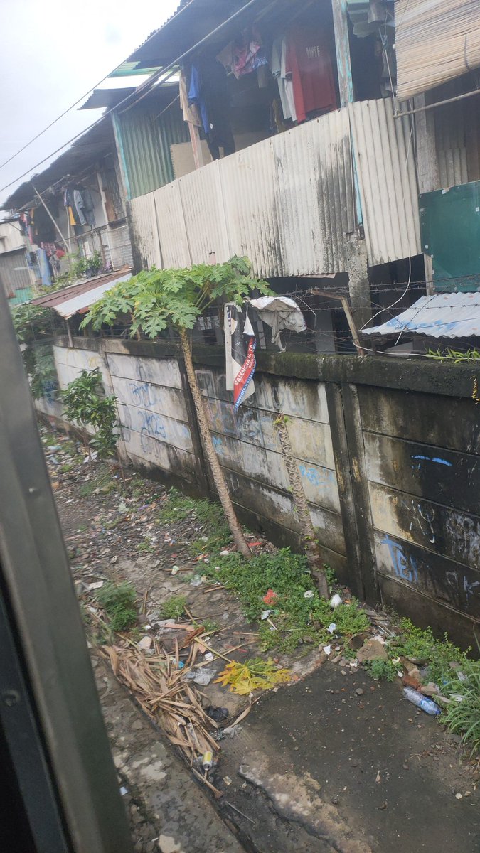 Kurnia20's tweet photo. @CommuterLine coba ini kl udh ketahan lebih dari setengah jam tdk bisa meberikan solusi? Ini kita tdk bisa masuk kantor kl begini ceritanya. Mau sampai nunggu perbaikan kreta bandara yg mogok dulu gitu? https://t.co/DmFw25WNHr
