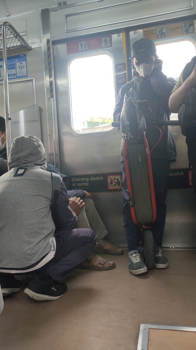 Kurnia20's tweet photo. @CommuterLine coba ini kl udh ketahan lebih dari setengah jam tdk bisa meberikan solusi? Ini kita tdk bisa masuk kantor kl begini ceritanya. Mau sampai nunggu perbaikan kreta bandara yg mogok dulu gitu? https://t.co/DmFw25WNHr