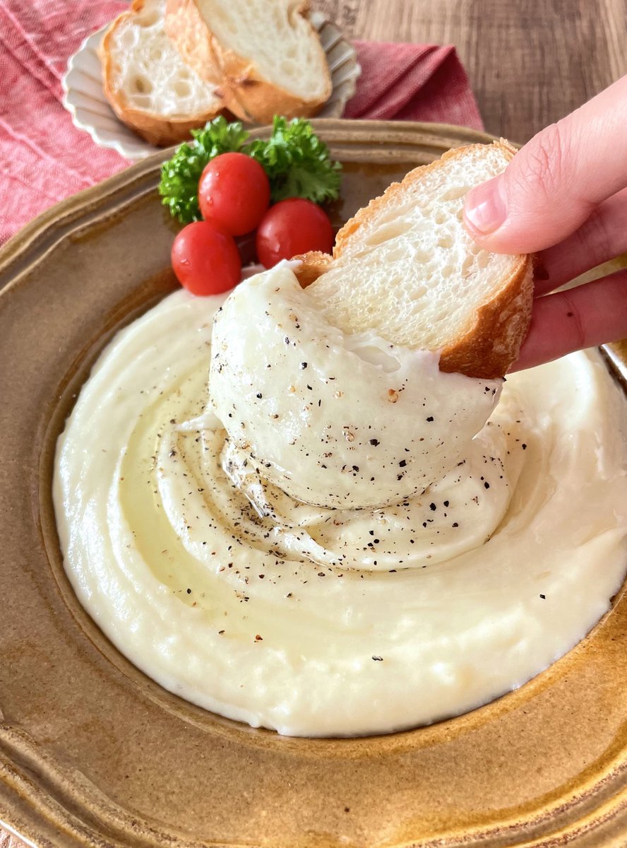rina_kitchen's tweet photo. 【濃厚クリームマッシュポテト】

一度作ったら虜になること間違いなし✨
濃厚なめらか🧡おまけにとろ〜りもっちり😳
こんなマッシュポテト食べたことない！
みんなに感動されます🥰

パンにたっぷりつけてみて！至福。
ローストビーフやポークソテー、チキンなど肉合わせ、サンドイッチにも！
#レシピ https://t.co/kL2ftCI1Sg