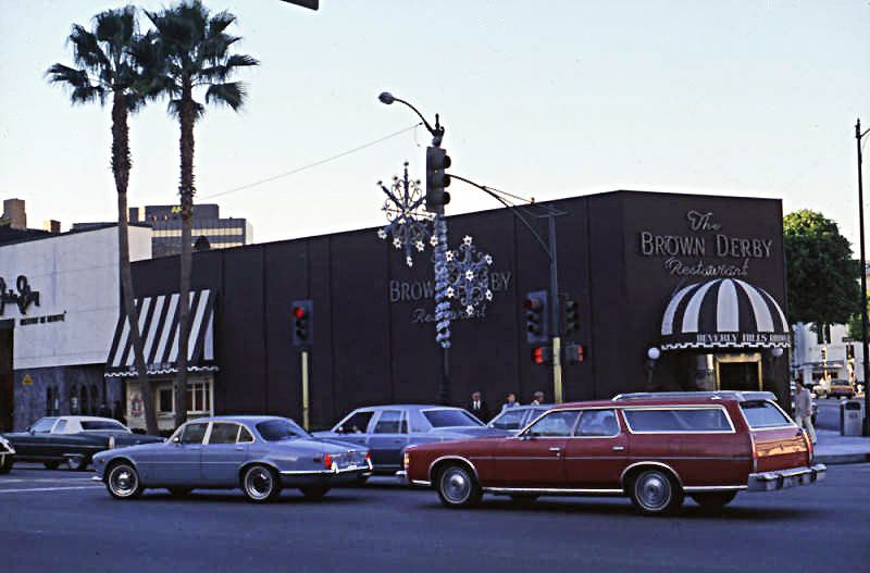 [1978] Exterior of the Beverly Hills Brown Derby, located at 9537 Wilshire Boulevard at Rodeo Drive in Beverly Hills. (Marlene &amp; Anne Laskey Wilshire Boulevard Collection) buff.ly/4gRE19t