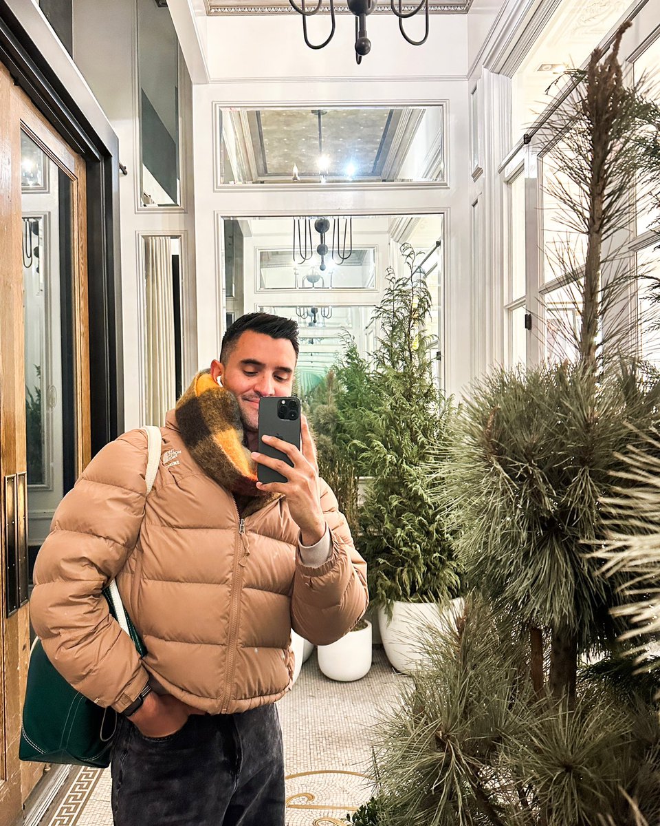 Cozy king reporting for (last-minute holiday shopping) duty 🫡 

#NYC #DiegoDowntown
