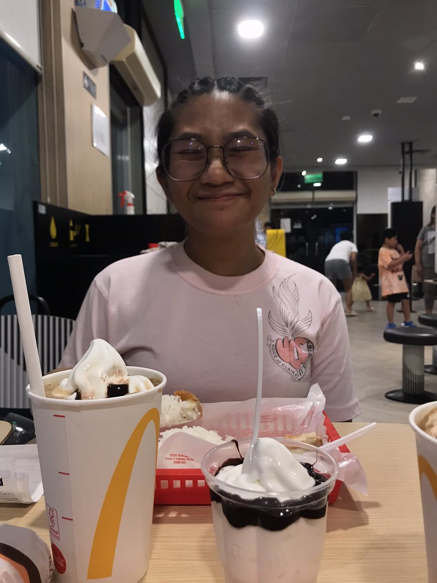 Marinaenaeee's tweet photo. Happy birthday bb! To more foodtrip with you! 🍻 🎉 @smollbeans_ https://t.co/G2NpafflYI