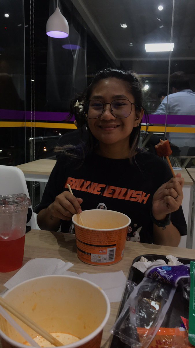 Marinaenaeee's tweet photo. Happy birthday bb! To more foodtrip with you! 🍻 🎉 @smollbeans_ https://t.co/G2NpafflYI