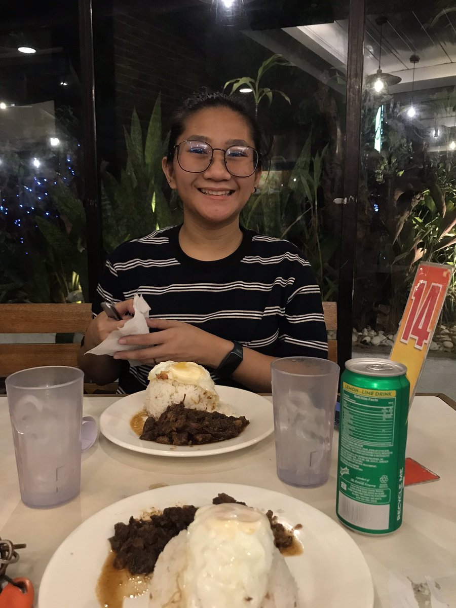 Marinaenaeee's tweet photo. Happy birthday bb! To more foodtrip with you! 🍻 🎉 @smollbeans_ https://t.co/G2NpafflYI