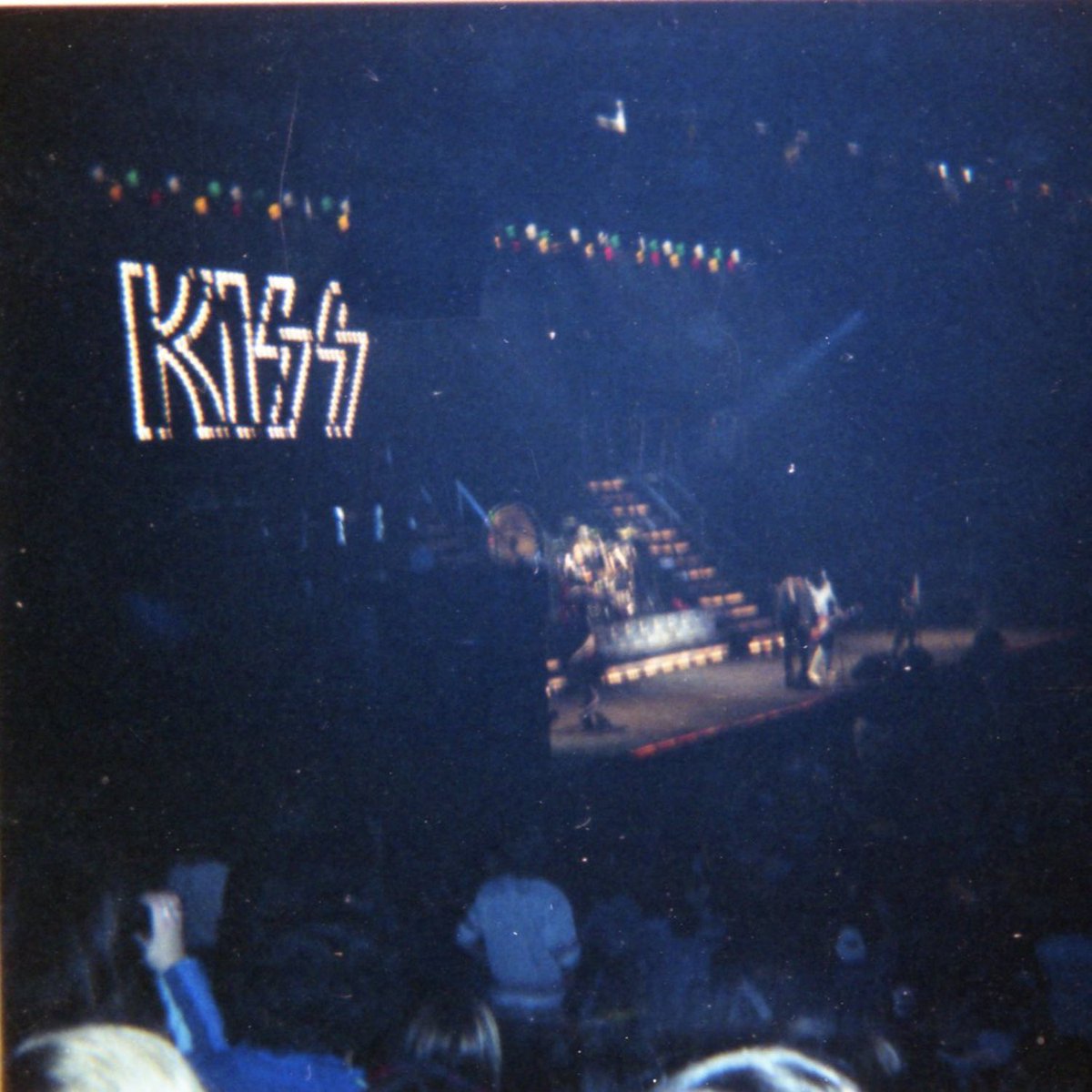 ChipsterD16's tweet photo. @crockpics KISS/Piper - 12/22/77 Philly Spectrum https://t.co/s0m4cilZLC