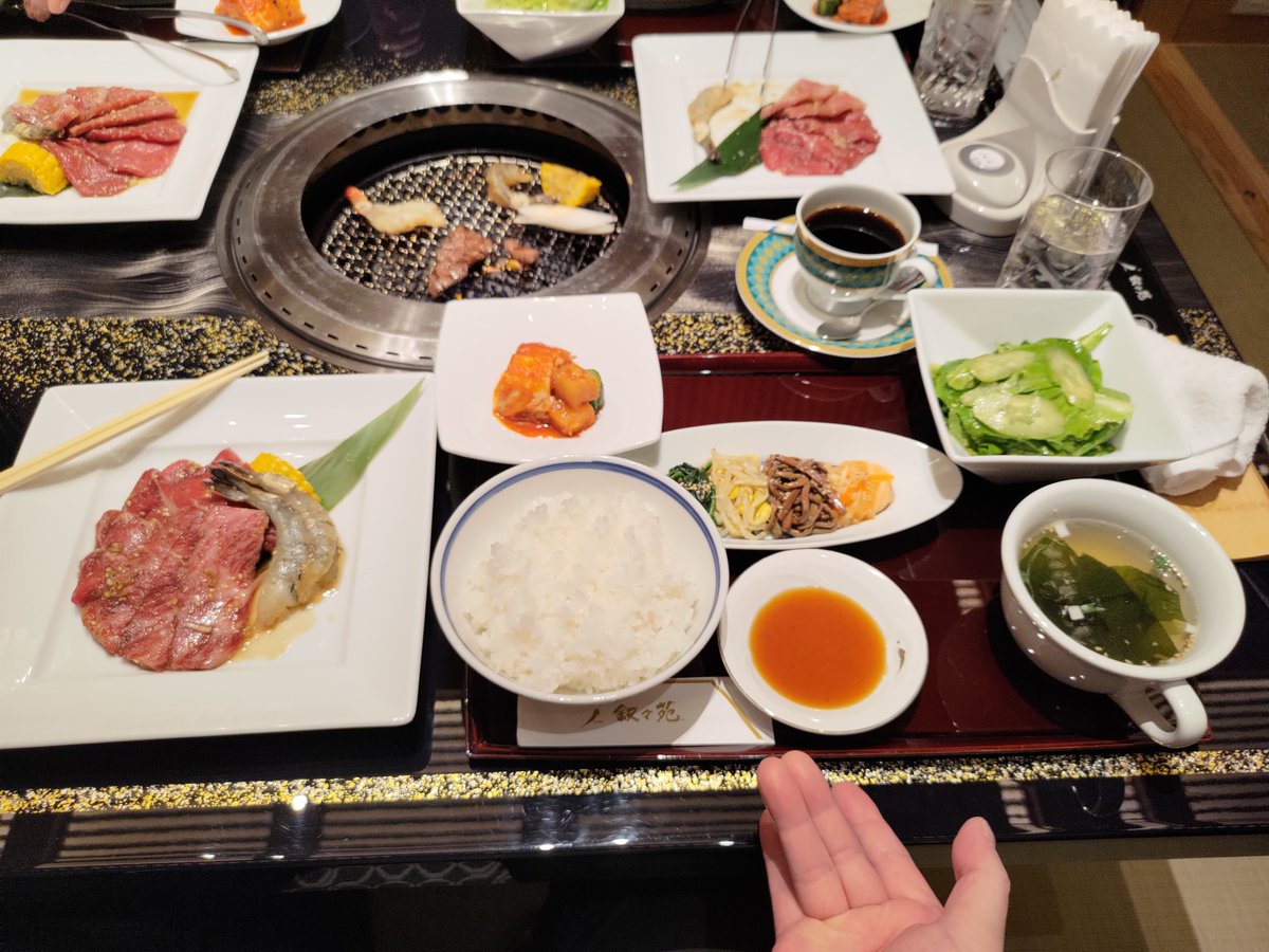 いつも漫画を支えてくださっているアシスタントの皆様に感謝を込めて叙々苑ランチに来ました。
めちゃめちゃ美味しかった!!!!!
皆も喜んでくれて良かった♪
いつもアシスタントをして頂き本当に本当にありがとうございます。
次の作品も気合いを入れて描きます☆ 