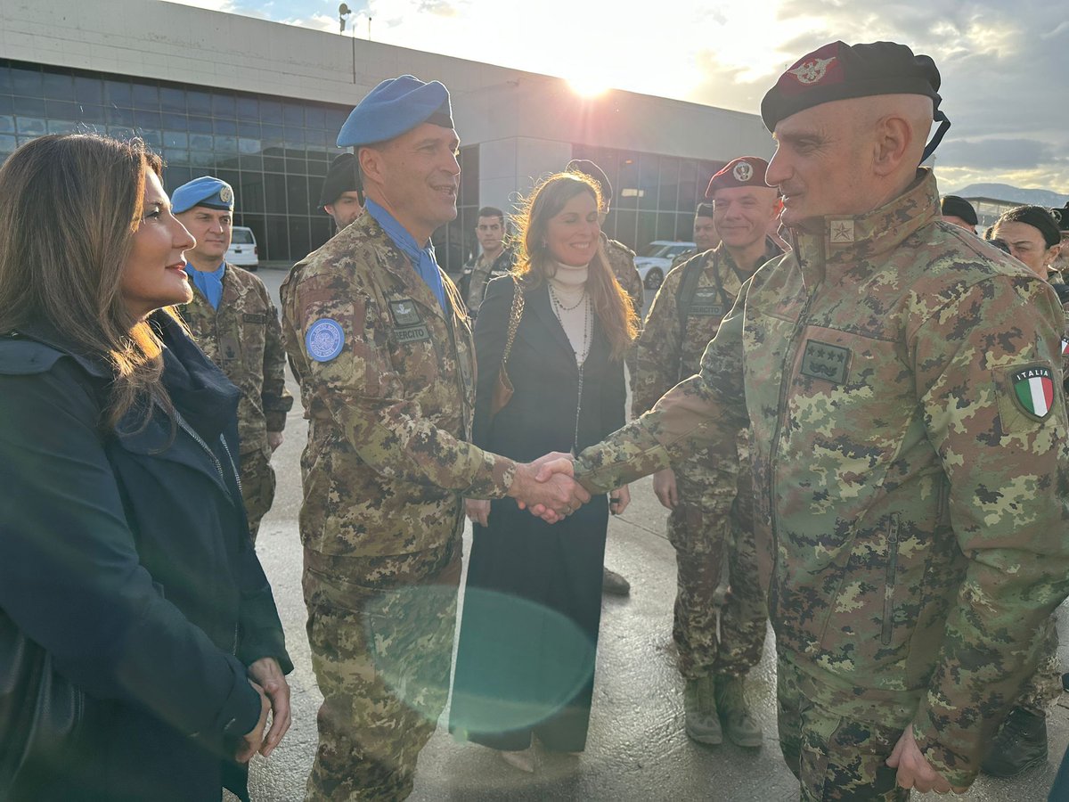 SM_Difesa's tweet photo. Arrivo del #CapoSMD Generale Luciano #Portolano a Beirut, accolto dal Gen. Stefano Messina, Comandante del Settore Ovest della Missione UNIFIL e dal Primo Consigliere dell’Ambasciata d’Italia, Silvia Tosi.
#ForzeArmate🇮🇹
#UnaForzaperilPaese https://t.co/75SScdfpgF