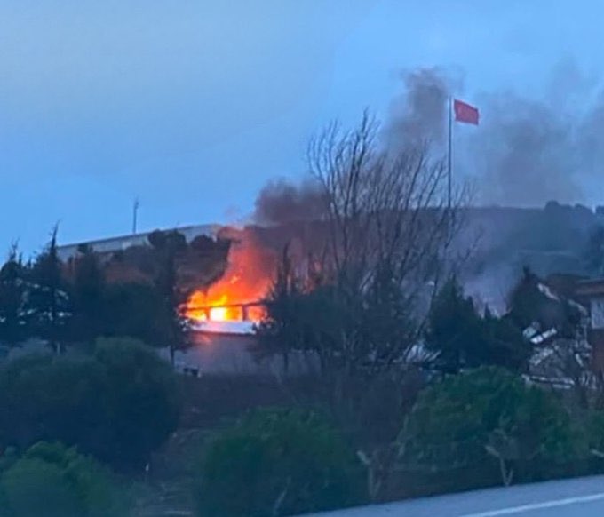 Acımız büyük…
Karesi ilçemizde patlayıcı üreten fabrikada meydana gelen patlamada vefat eden vatandaşlarımıza Allah’tan rahmet, yaralılara acil şifalar diliyorum. Hepimizin başı sağ olsun. #Balıkesir
