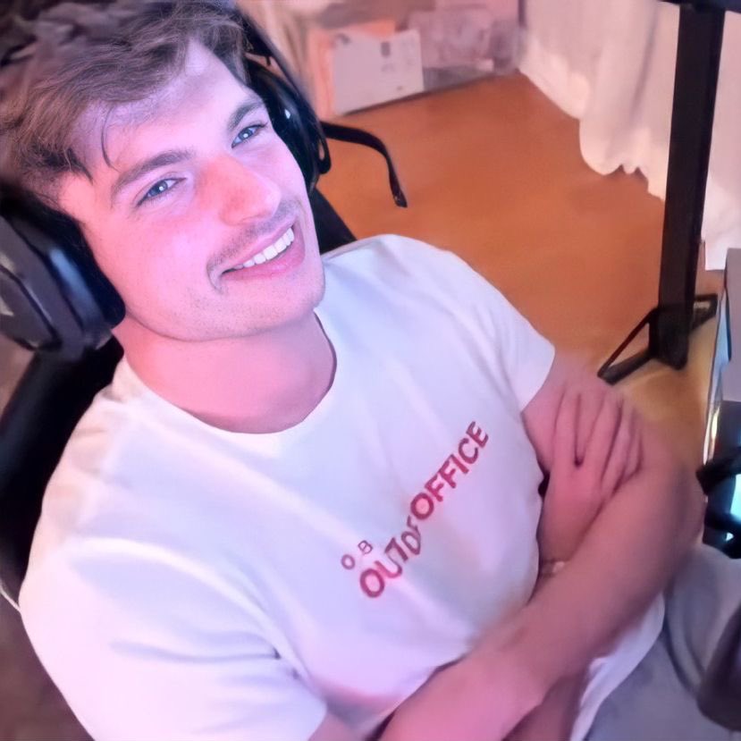 ann_fromangie's tweet photo. 𝑪𝒉𝒆𝒔𝒕𝒂𝒑𝒑𝒆𝒏 𝑨𝑼; 

Donde M’ax es un streamer famoso de la noche a la mañana y no se lo esperaba 

O

Donde C’heco es un profe de universidad y uso a M’ax como ejemplo en una clase de marketing https://t.co/aZJ4MWZKUU