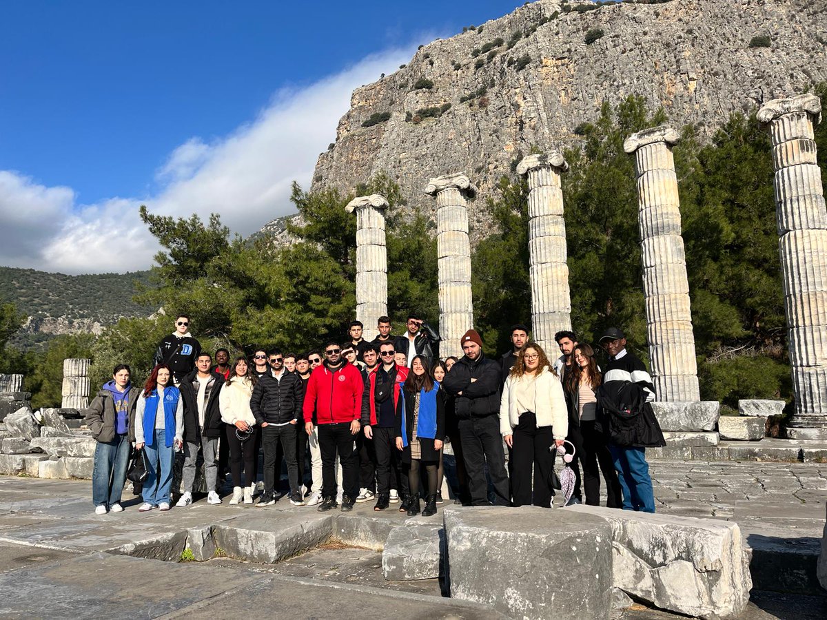 GSB_AydinGM's tweet photo. Adü Genç Ofis olarak Aydın Adnan Menderes Üniversitesi Dağcılık Topluluğu ve gönüllü gençlerimiz ile Priene Antik Kentini ve tarihi Doğanbey köyünü ziyaret ettik. #GençlikMerkezleri https://t.co/htGia8NZPO