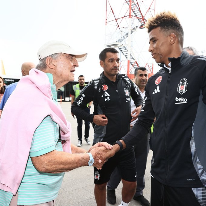 🗣️İsmail Küçükkaya: "Geçtiğimiz hafta bir etkinlikte Rahmi Koç bana 'Ne olacak bu Beşiktaş'ın hali?' dedi.

'Size bağlı Rahmi bey, hangi adayı destekliyorsunuz?' diye sordum. 'Estağfurullah, camia karar verir.' dedi."