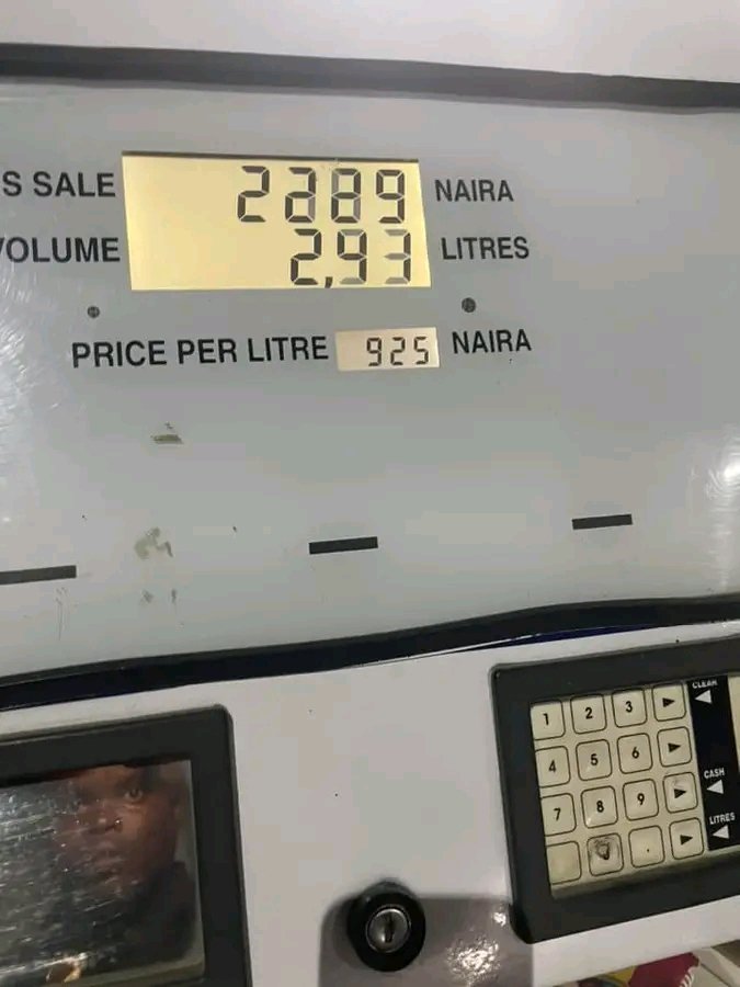 KautosHub's tweet photo. Fuel Price is gradually reducing 

From 1015 to 925 

That 90 naira reduction is something 

Let’s hope for the Best 🙏🚘

  K-autos 🇳🇬 

#tonyelumelu  #GLE43AMG #EngineTemperature #lagos #thermostat #Temperature #Lexus #cars #Honda #davido #olamide https://t.co/zmWxcnG1fR