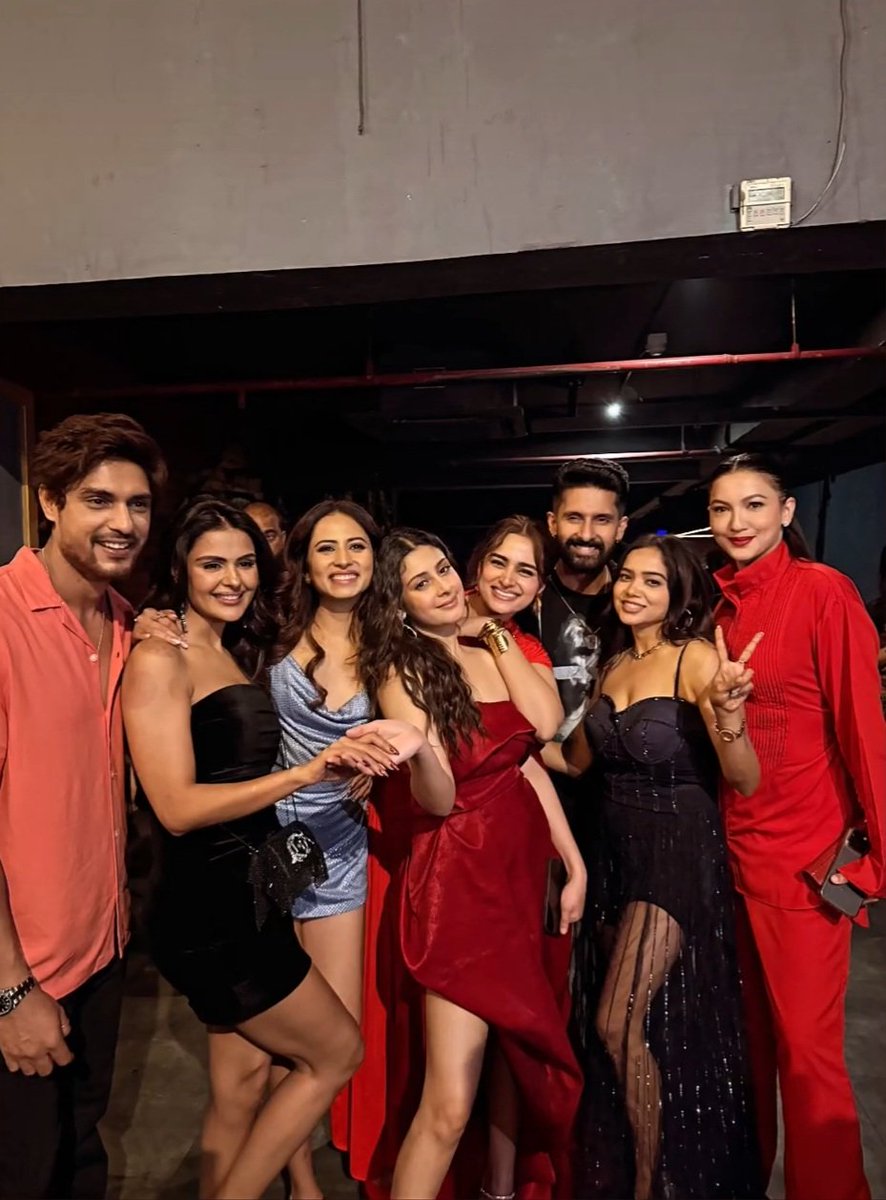 reyansha91's tweet photo. Tis the season 🎄🎅
#IshaMalviya
#Manisarani
#MunawarFaruqui
#PriyankaChaharChoudhary
#AnkitGupta
#Priankit
#Lovelylolla
#BiggBoss17
#BiggBoss18 https://t.co/dxAEPbsLrV
