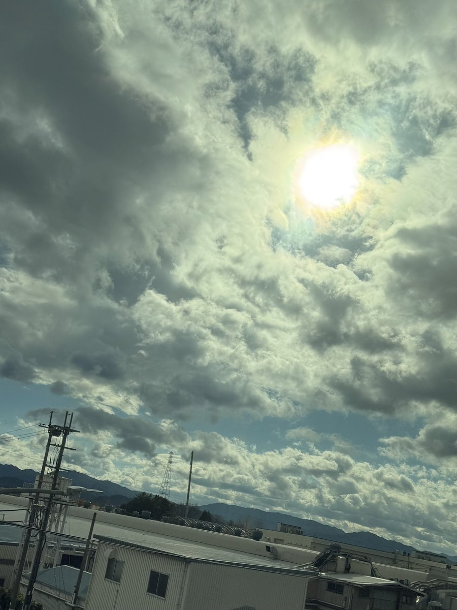 ryuutarou54's tweet photo. 新幹線の中からアニメの空へ✨😀

#空
#雲
#アニメ https://t.co/0EQkdxr63L