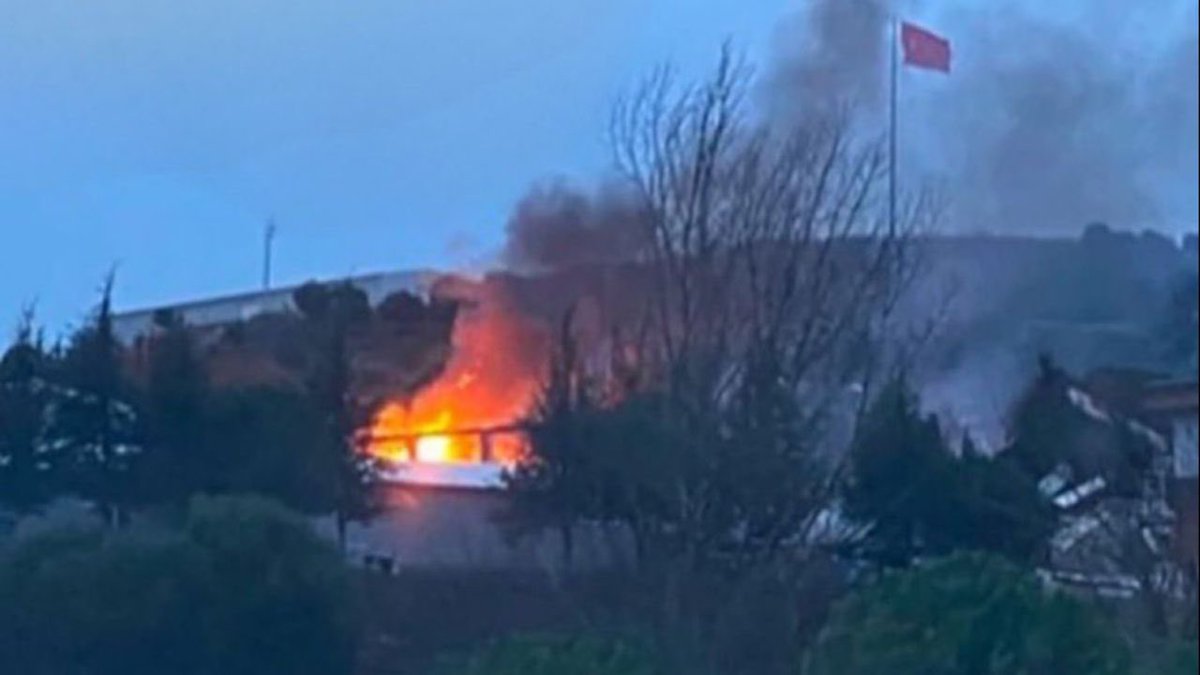 #Balıkesir Karesi ilçemizde patlayıcı üretilen fabrikada meydana gelen patlamada maalesef 12 ölü ve yaralıların olduğu haberleri gelmekte.
Hayatını kaybeden vatandaşlarımıza Allah’tan rahmet, ailelerine baş sağlığı ve sabır, yaralılara da acil şifalar diliyorum.

#SonDakika