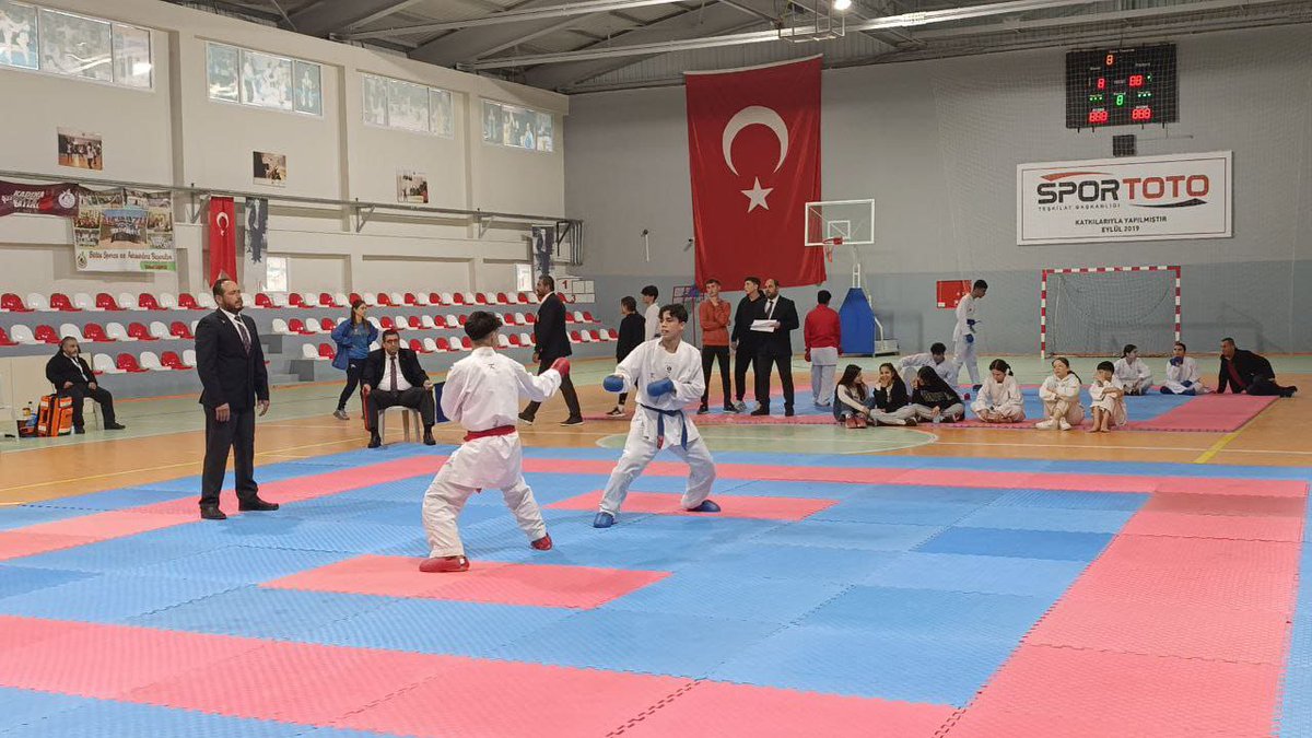 U_EbuUbeydeAihl's tweet photo. Karate Yarışması Hatay Şampiyonluğu

Okulumuz öğrencilerinden Hamza ALİLEVİ okullar arası karete yarışmasında komite ve kata branşlarında Hatay şampiyonu olarak okulumuzu ve ilimizi Türkiye Şampiyonasında temsil etme hakkını kazanmıştır. https://t.co/GMtKIyY4o2