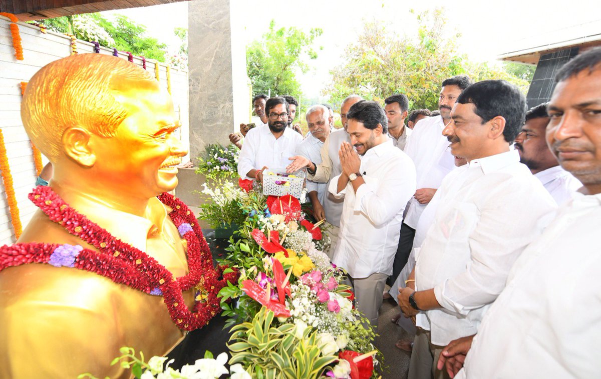 YSRCParty's tweet photo. 24.12.2024
ఇడుపులపాయ, వైఎస్సార్‌ జిల్లా

మాజీ ముఖ్యమంత్రి, వైఎస్సార్‌సీపీ అధ్యక్షులు శ్రీ @ysjagan వైఎస్సార్‌ జిల్లా పర్యటన

ఇడుపులపాయ చేరుకుని దివంగత సీఎం వైయస్‌ రాజశేఖర్‌రెడ్డి ఘాట్‌ వద్ద నివాళులర్పించిన శ్రీ వైయస్‌ జగన్‌.

#YSRLivesOn
#YSJaganInPulivendula
#AndhraPradesh https://t.co/KPhL3MqHsA