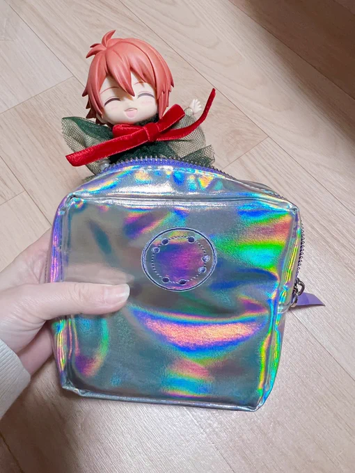 9周年グッズ届いた〜!キーホルダー可愛い!巾着もたくさん使うぞ〜!記念日グッズは頼まなかったつもりだったのに箱開けたらこれ入っててオラおデレェたぞ頼んでたぞ。 