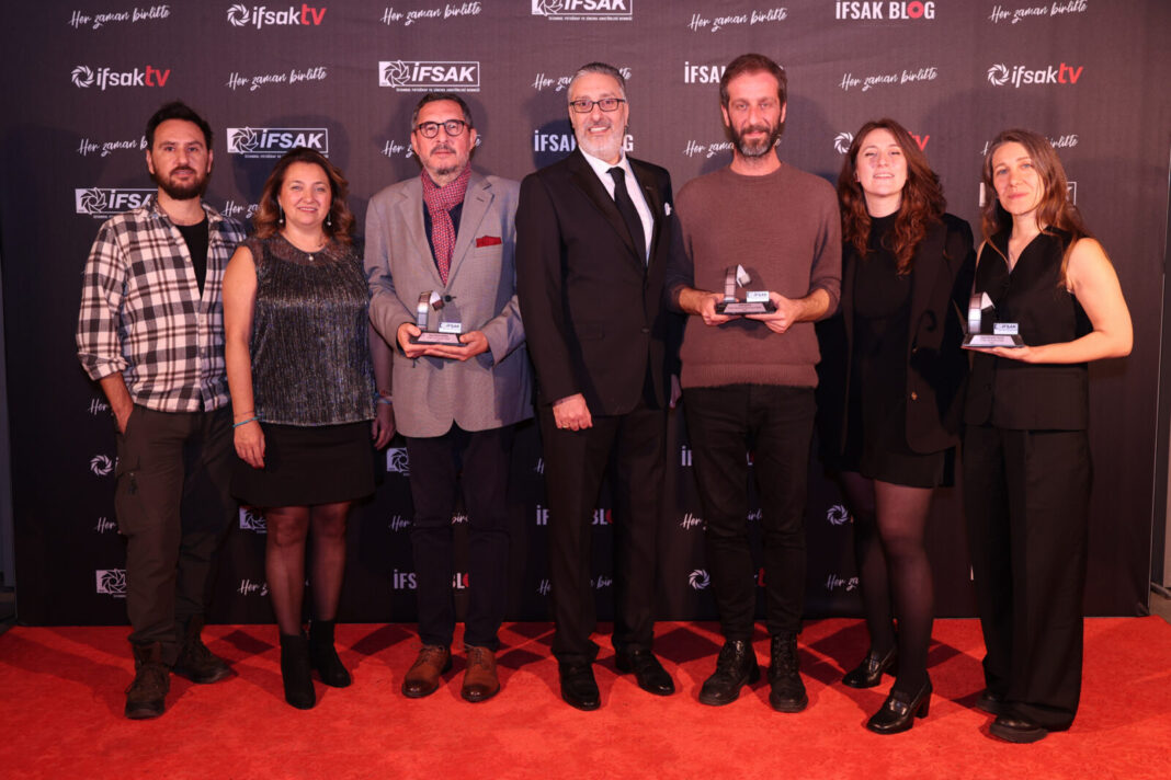 Radyomuza bir ödül daha! 🏆 

Açık Radyo, 65. kuruluş yıldönümünü kutlayan İFSAK tarafından Kültür ve Sanata Katkı Kurum Ödülü'ne layık görüldü.

Açık Radyo olarak 30. yılımızı geride bırakırken, 65. yıldönümü kutlayan İFSAK da büyük bir ilham kaynağı bizim için, teşekkür ederiz.