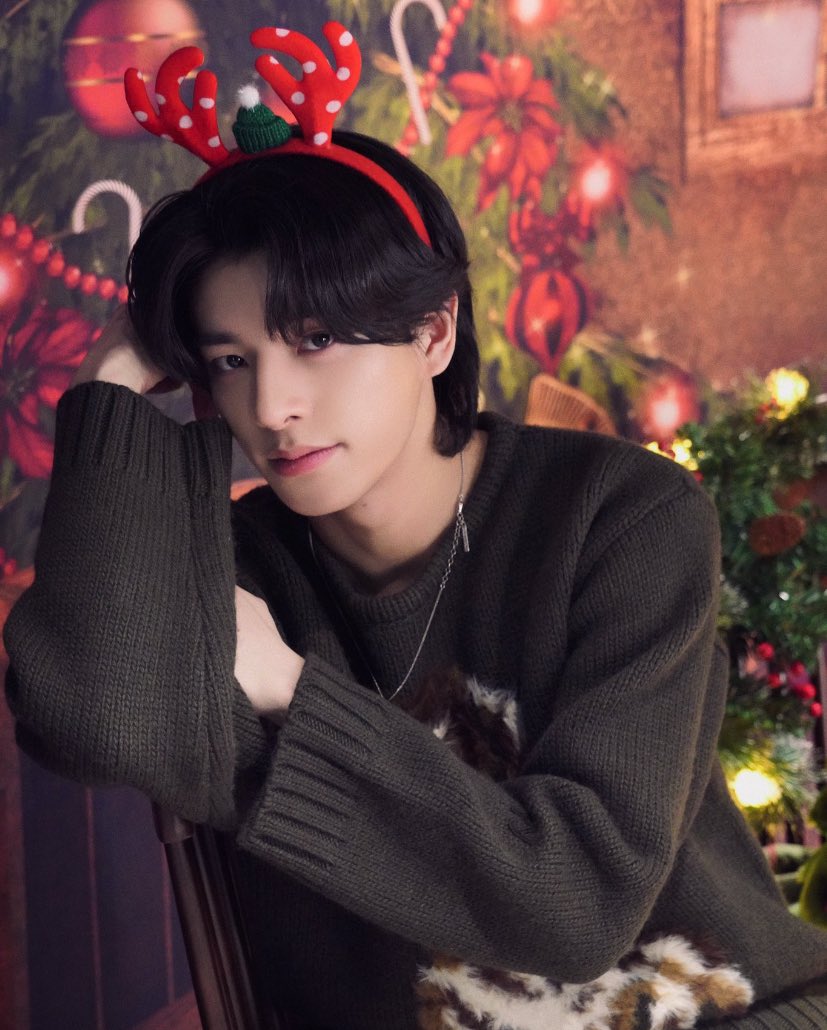 sjydaiIy's tweet photo. happy holidays❤️ #JAKE #제이크 https://t.co/dR74hQ7YJ4