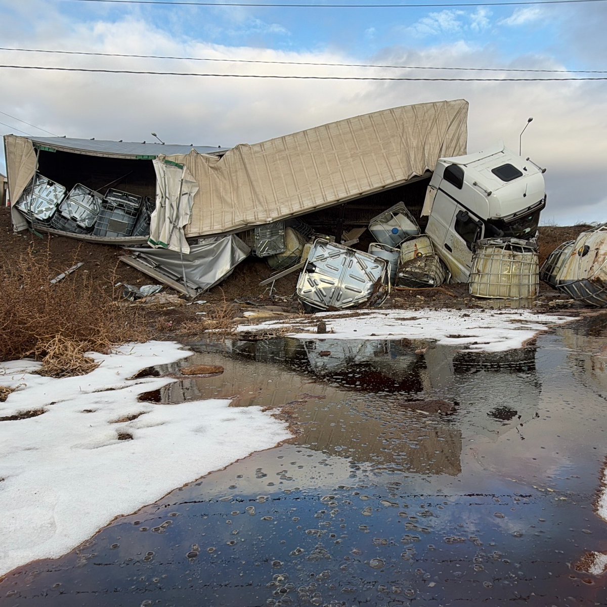 bpthaber's tweet photo. Sivas'ta bir tır, 900 kilometre yol katedip varacağı yere 3 kilometre kala devrildi. https://t.co/tN3GcLwyL6