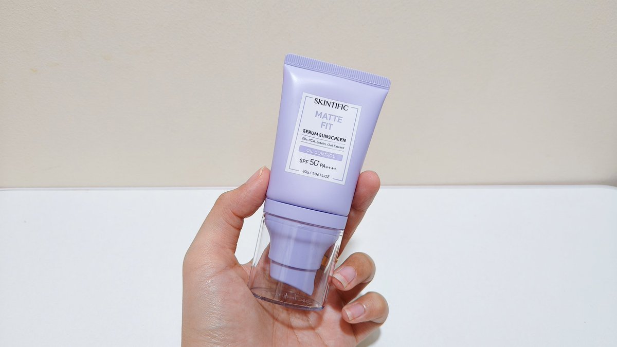 กันแดดตัวใหม่ของ Skintific คือปังมากกกก เป็นสูตรแมตต์ที่เนื้อเบามากๆเนียนไปกับผิวเลยอะ คุมมัน 12 ชั่วโมง นี่ผ่านไป 8 ชั่วโมงละหน้ายังไม่มันเลยอะ ทำถึงเกินนน มีส่วนผสมของ Zinc PCA และ Fomes officinalis ชุ่มชื้นดีมาก ใช้เตรียมผิวก่อนแต่งหน้าคือเริ่ด  #ใช้ดีบอกต่อ https://t.co/s9G23dPSwD