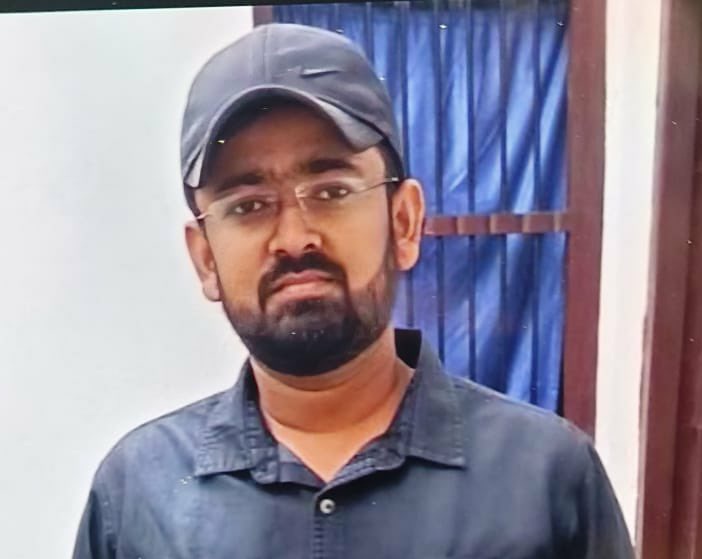 Kranti Kumar (@kraantikumar) on Twitter photo рд╕реЛрд╢рд▓ рдореАрдбрд┐рдпрд╛ рдпреЗ рджреЛ рддрд╕реНрд╡реАрд░ рд╡рд╛рдпрд░рд▓ рд╣реИ. рдмреНрд░рд╛рд╣реНрдордг рд╕рдорд╛рдЬ рдХрд╛ рдЖрд░реЛрдк рд╢рд┐рдХреНрд╖рдХ рд▓рд╡рдХреБрд╢ рд╕рд┐рдВрд╣ рд╕реНрдЯреВрдбреЗрдВрдЯ рдЬрд╛рдиреНрд╣рд╡реА рджреБрдмреЗ рд╕рд╛рде рдЫреЗрдбрд╝рдЦрд╛рдиреА рдХреА. рдЙрд╕рдкрд░ рд╕рдВрдмрдВрдз рдмрдирд╛рдиреЗ рдХреЗ рд▓рд┐рдП рджрдмрд╛рд╡ рдбрд╛рд▓рддрд╛ рдерд╛.
рдЖрд░реЛрдк рд╣реИ рдЬрд╛рд╣рдиреНрд╡реА рджреБрдмреЗ рдиреЗ рдкреБрд▓рд┐рд╕ рдореЗрдВ рдЫреЗрдбрд╝рдЦрд╛рдиреА рдХреА рд╢рд┐рдХрд╛рдпрдд рдХреА, рд▓реЗрдХрд┐рди рдХреЛрдИ рдХрд╛рд░реНрдпрд╡рд╛рд╣реА рдирд╣реА рд╣реБрдИ. рддрд╛рдВрдЧ рдЖрдХрд░ рд▓рдбрд╝рдХреА рдиреЗ рдЖрддреНрдорд╣рддреНрдпрд╛ рдХрд░ рд▓реА. рд╕реЛрд╢рд▓ рдореАрдбрд┐рдпрд╛ рдпреЗ рджреЛ рддрд╕реНрд╡реАрд░ рд╡рд╛рдпрд░рд▓ рд╣реИ. рдмреНрд░рд╛рд╣реНрдордг рд╕рдорд╛рдЬ рдХрд╛ рдЖрд░реЛрдк рд╢рд┐рдХреНрд╖рдХ рд▓рд╡рдХреБрд╢ рд╕рд┐рдВрд╣ рд╕реНрдЯреВрдбреЗрдВрдЯ рдЬрд╛рдиреНрд╣рд╡реА рджреБрдмреЗ рд╕рд╛рде рдЫреЗрдбрд╝рдЦрд╛рдиреА рдХреА. рдЙрд╕рдкрд░ рд╕рдВрдмрдВрдз рдмрдирд╛рдиреЗ рдХреЗ рд▓рд┐рдП рджрдмрд╛рд╡ рдбрд╛рд▓рддрд╛ рдерд╛.
рдЖрд░реЛрдк рд╣реИ рдЬрд╛рд╣рдиреНрд╡реА рджреБрдмреЗ рдиреЗ рдкреБрд▓рд┐рд╕ рдореЗрдВ рдЫреЗрдбрд╝рдЦрд╛рдиреА рдХреА рд╢рд┐рдХрд╛рдпрдд рдХреА, рд▓реЗрдХрд┐рди рдХреЛрдИ рдХрд╛рд░реНрдпрд╡рд╛рд╣реА рдирд╣реА рд╣реБрдИ. рддрд╛рдВрдЧ рдЖрдХрд░ рд▓рдбрд╝рдХреА рдиреЗ рдЖрддреНрдорд╣рддреНрдпрд╛ рдХрд░ рд▓реА.
