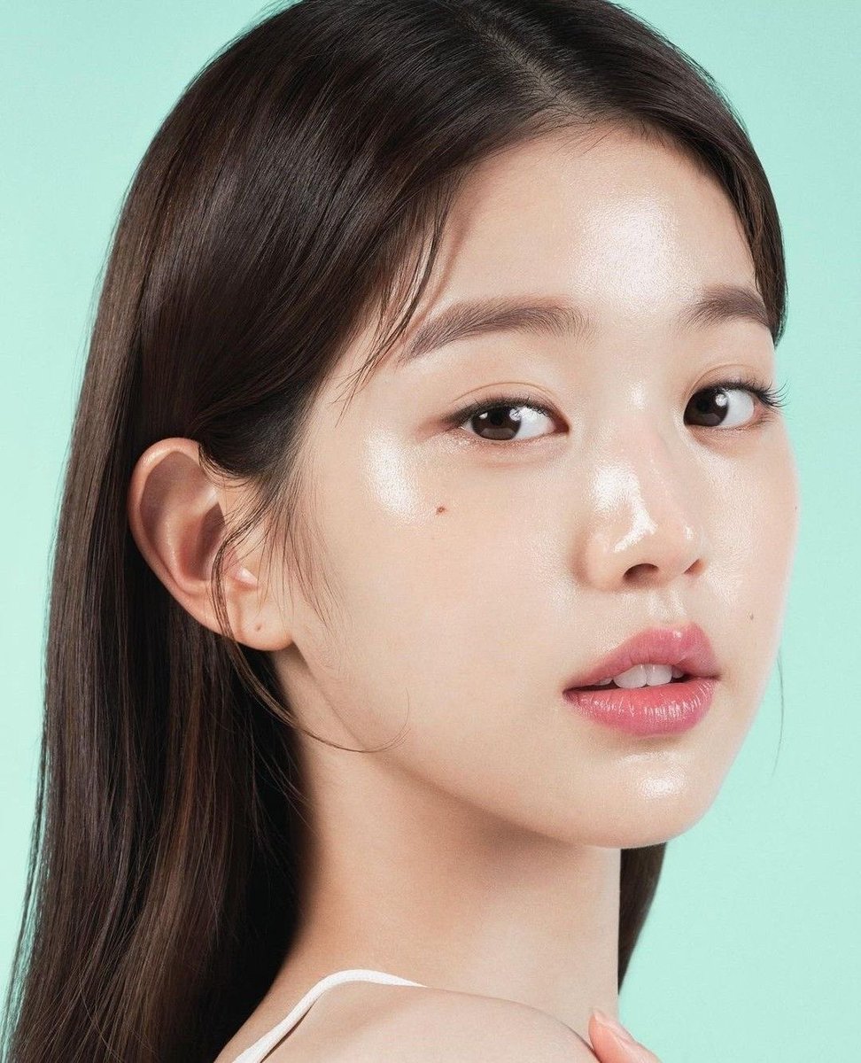 I WISH… I KNEW… EARLIER…

So, rupanya rahsia kulit glowing &amp; flawless orang Korea is… diorang rajin gila pakai sheet mask setiap hari! 😭 

Kita ni jangan kata seminggu sekali, sebulan sekali pun payah! 🥲 Tapi dorang consistently pakai every single day.