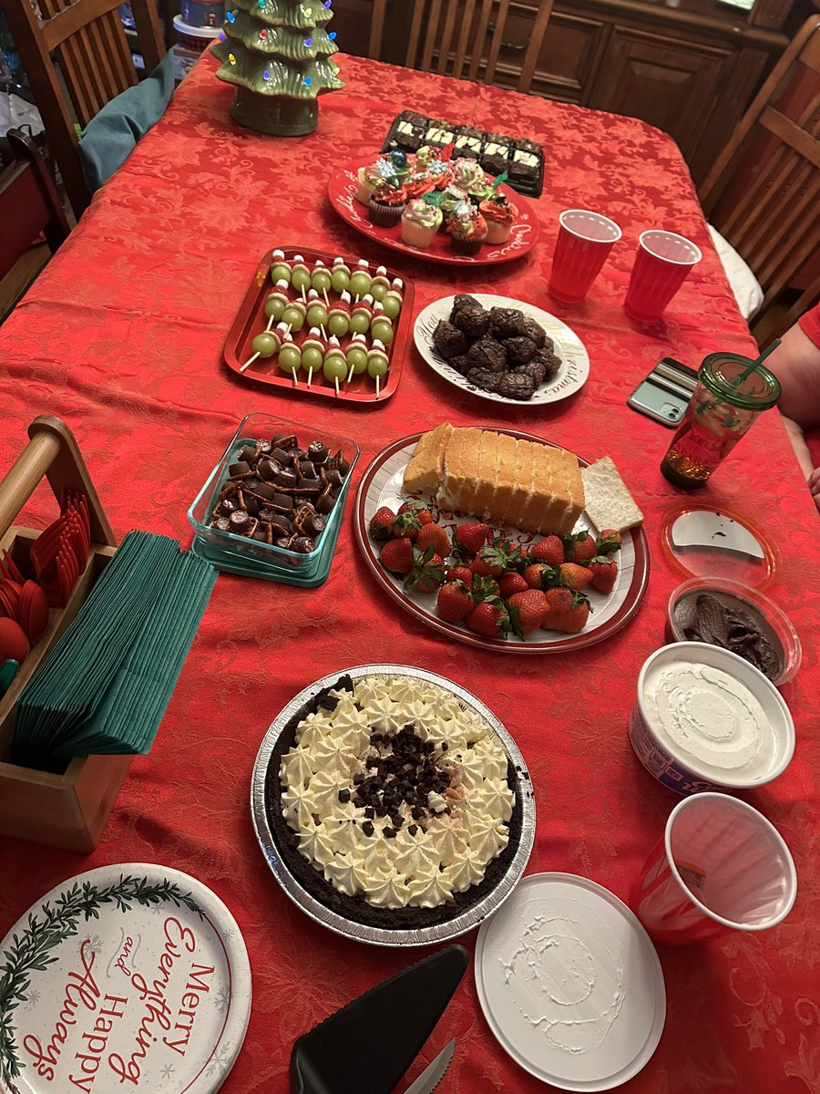 Catmom2xx's tweet photo. Mother Daughter Pajama Party♥️📣 #Cheermoms #Thesegirls @MahopacSchools @OssiningSchools @dtrinch13 @Kathlee63550978 @MrsLuczkowski 
#Gnomepajamas https://t.co/Df5qWC4X3Q