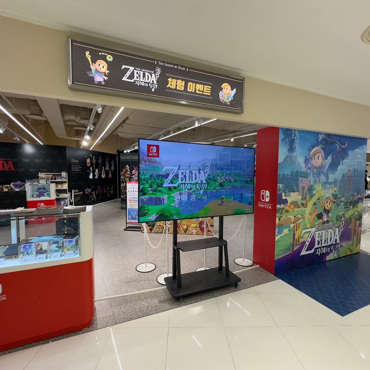 Nintendo_Korea's tweet photo. 「젤다의 전설」 시리즈 팬을 위한 체험 이벤트가 오늘부터 시작되었습니다. 『젤다의 전설 지혜의 투영』 체험과 「젤다의 전설」시리즈 전시 등이 준비되었습니다. 사전 예약을 하지 않았더라도 현장에서 참가도 가능합니다.
※ 현장의 대기 상황에 따라 현장 참가가 어려울 수 있습니다.
https://t.co/RpQbK9aYfV