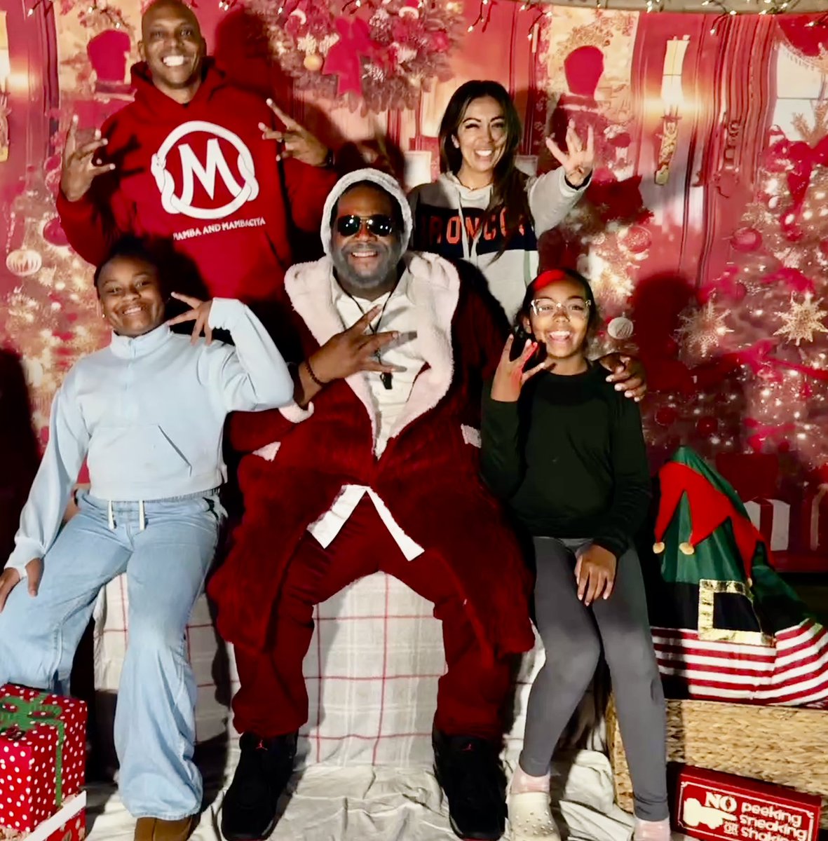 branbrotherton's tweet photo. When you are in your neighborhood looking at lights and run into the coolest Santa around Coach @Snelly_78🎄

Whole squad #AliefProud….

SWAT everywhere 🍎…

It’s a magical thing when purpose and passion collide.

How you do one thing is how you do everything.

Alief vs. Everybody
@coach_bro