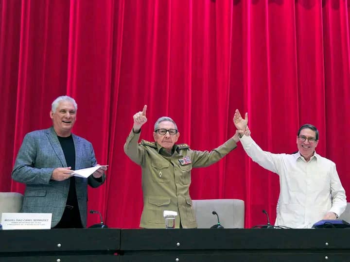 PYerandi's tweet photo. #RaulEsRaul siempre con el.pie puesto en el estribo, así está su pueblo. #Cuba https://t.co/bn2BlVXedT