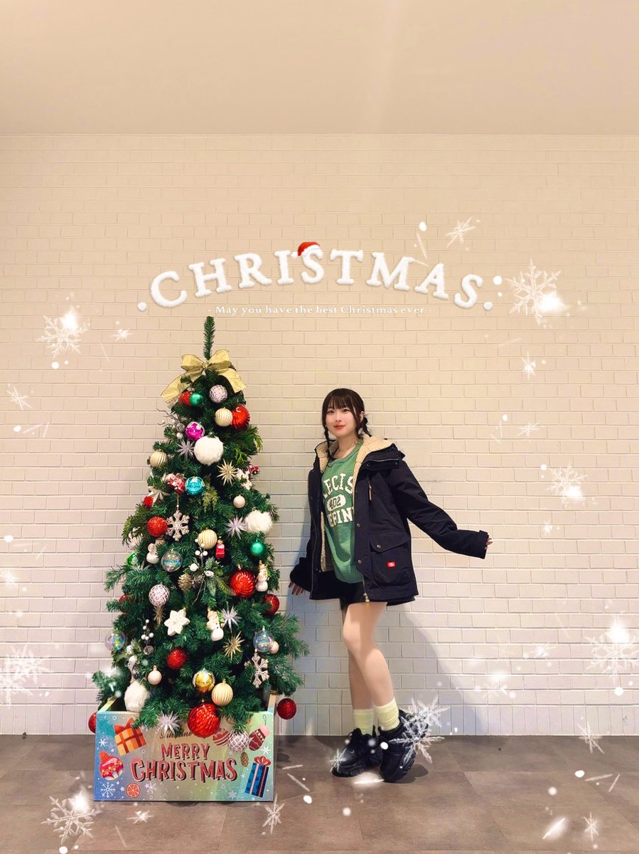 ✴︎🎄メリークリスマスイブ🎄✴︎

みなさまお元気ですか？
わたしは可哀想なことに体調を崩して熱なのですが、ケーキだけは絶対に食べたいという強い気持ちを持っています🍰

体調に気をつけて楽しい年末年始を過ごしてくださいませ🎅🏼