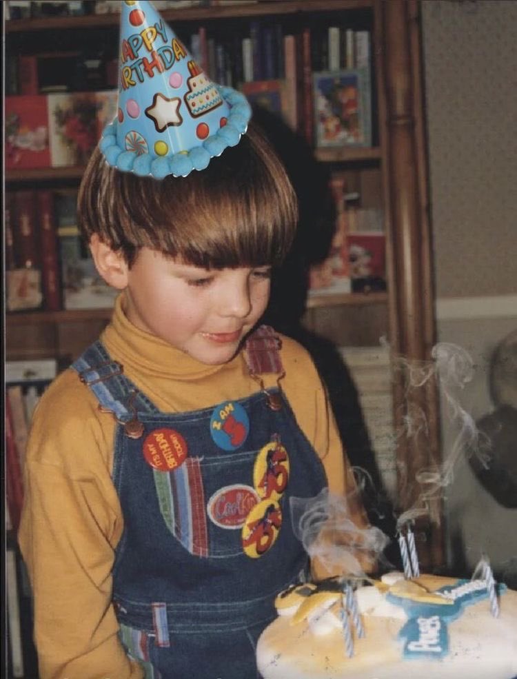 feliz cumple al amor de mi vida desde que tengo 5 años, no se que haria sin vos, sos todo lo que esta bien mi gordito hermoso, te amo muchisimo, no puedo creer que ya tenes 33, te amo hoy y para siempre 🥹❤️‍🩹